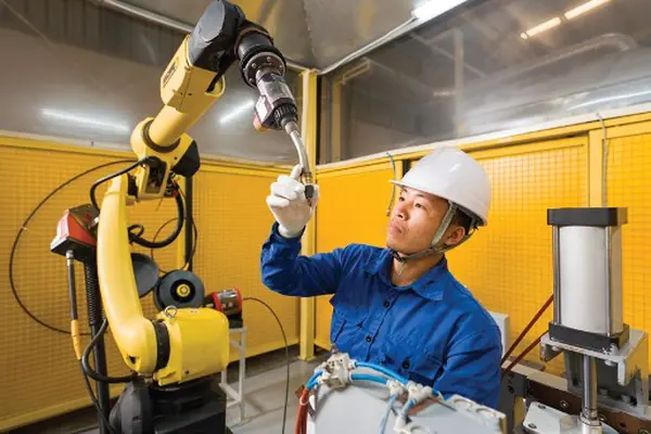 Kỹ thuật viên vận hành robot hàn