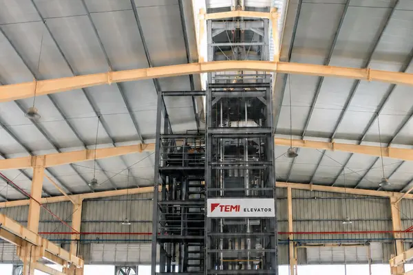 Tháp thử thang máy TEMI trong nhà xưởng