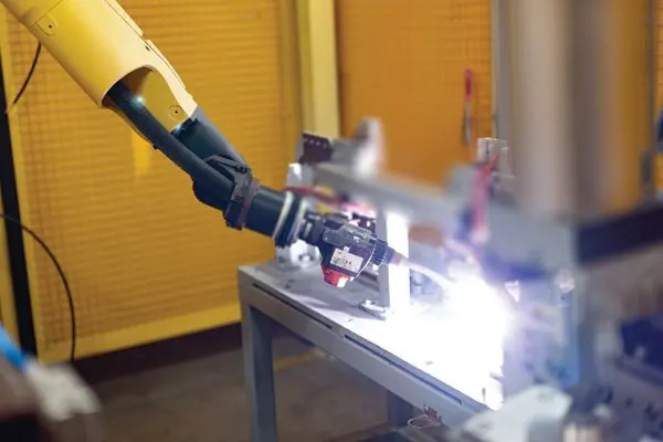 Robot hàn trong buồng hàn